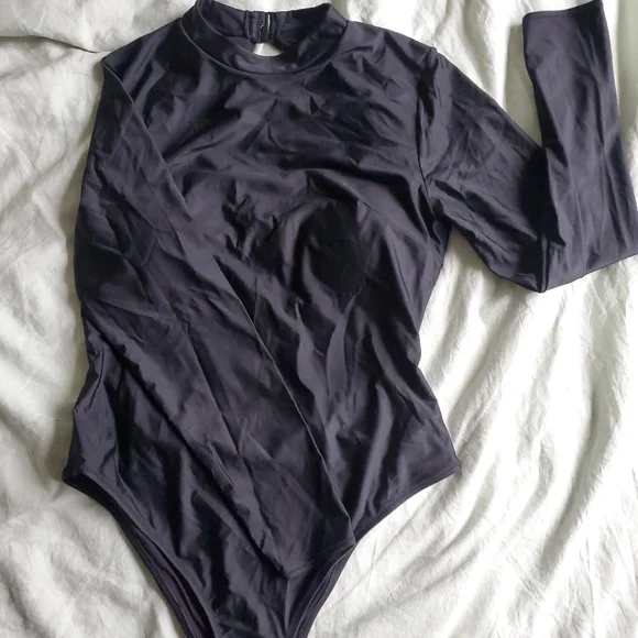 Backless Highcut Swimsuit - Picture 2 of 4